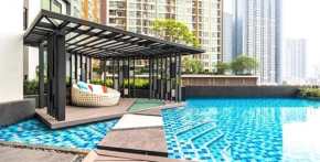 Condo in Bangkok with Swimming Pool near Malls and Train